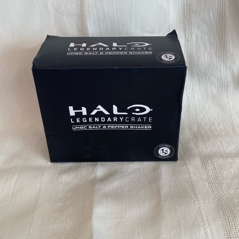 Halo salt and pepper shakers and duffle bag